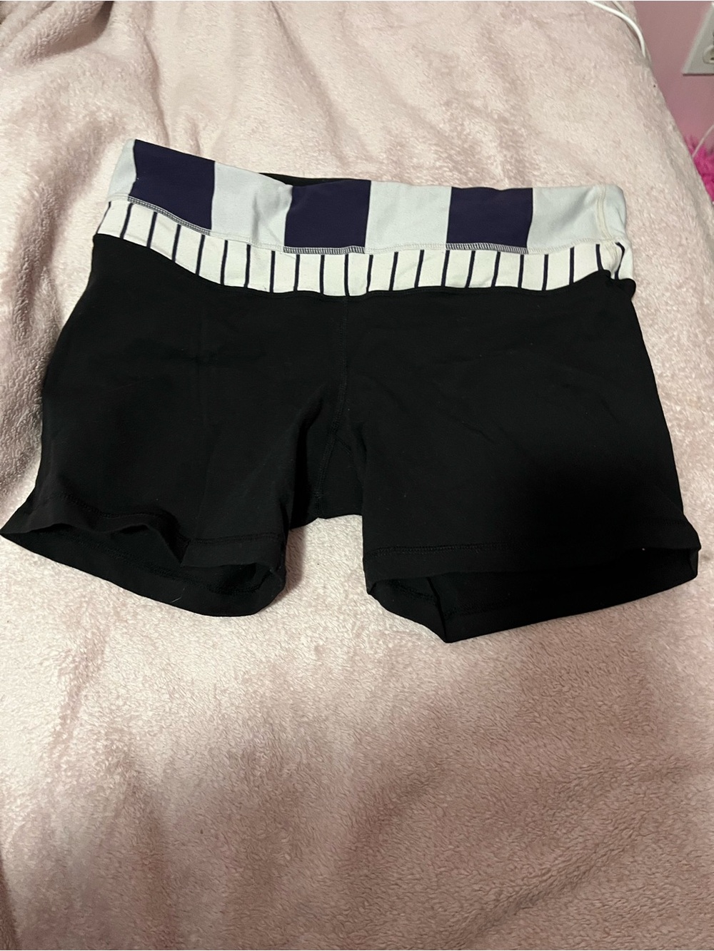 ⭐️Lululemon size 8 shorts black and white